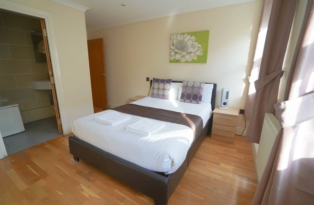 *Reduced* Zone 1 Waterloo Apartment w/En-suite