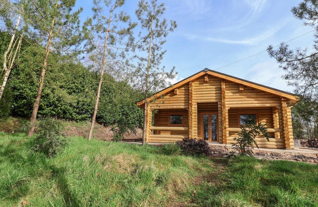 REDWOOD LODGE, pet friendly, with a garden in Ellesmere