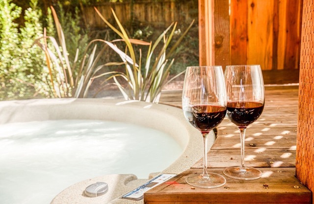 RedwoodRetreat:Happy & Bright Family Redwood Cabin!Walk to River!WIFI/AC/HtTb