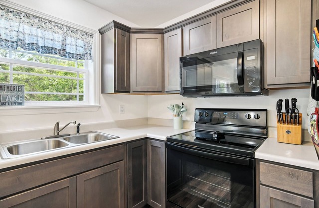 Reeds Spring Home: 4 Mi to Table Rock Lake!