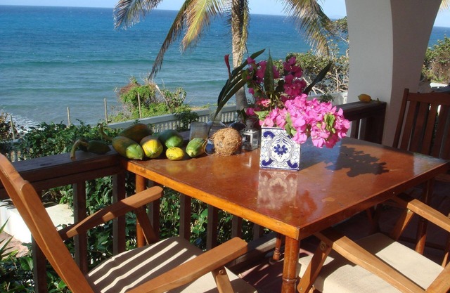 Reefhouse: 3BR Oceanfront home, gorgeous deck, tranquility, 3 min walk to beach