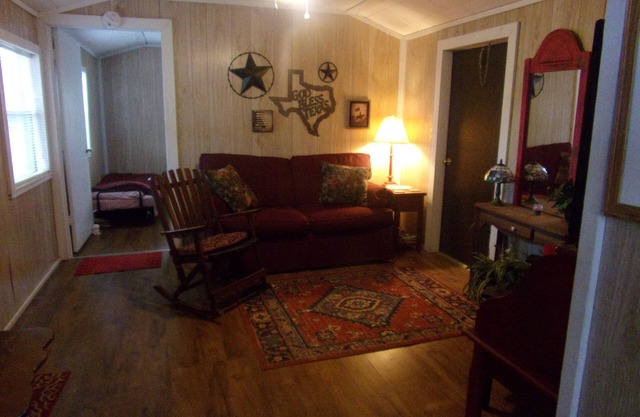 Reel Em In! Small, clean cabin set back from water on WF property w/boathouse