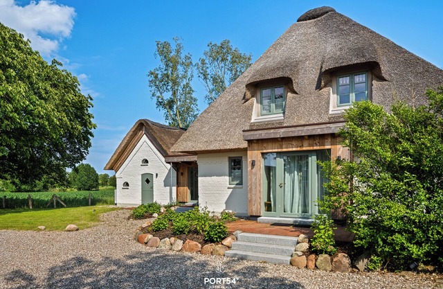 ReetCottage - secluded location, large garden, wood-burning stove, 2 shower baths, 2 parking spaces