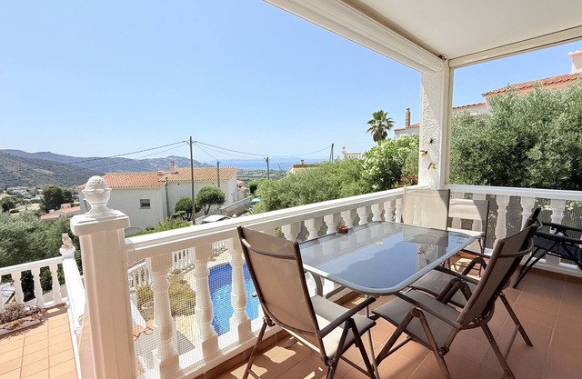 Ref. Alb31 - VILLA WITH POOL AND SEA VIEWS