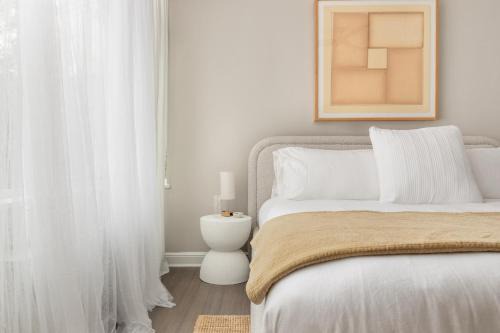 Refined 2BR King Suite with Gym and Lounge