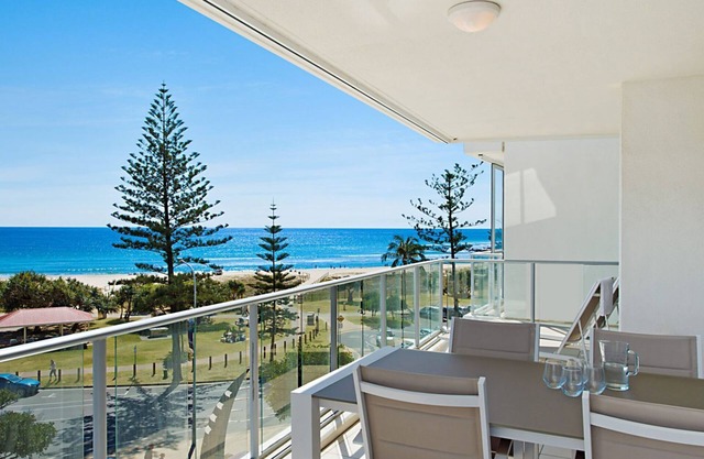 Reflections tower 2 Unit 401 Greenmount Beachfront with Wi-Fi included Easy walk to shops and cafes