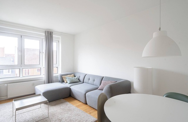 Refurbished 2-bed close to metro and airport - 144