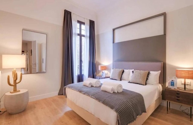 REFURBISHED APARTMENTS! 5 bedrooms + 2 bathrooms each one!