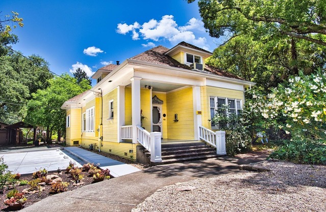 Regal 4bd/4ba Victorian Home in Downtown Calistoga