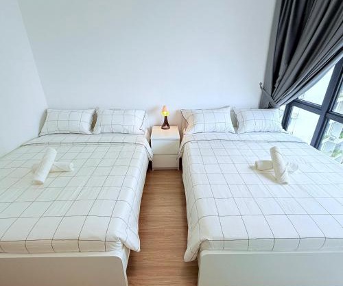 Regalia 2B1R 8pax Condo Forest City GB H-1902