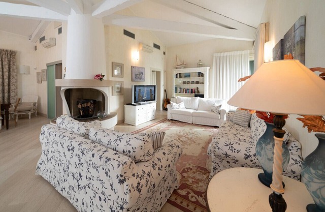 Regarda - "Villa Infinity" with private pool and lake view