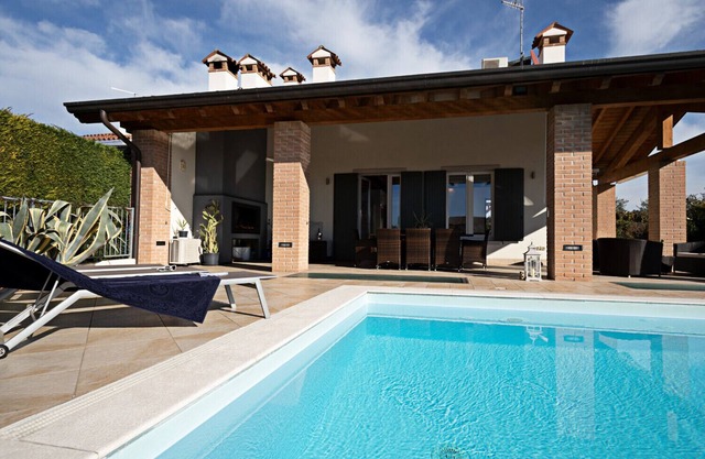 Regarda - "Villa Love" with private pool and huge porch