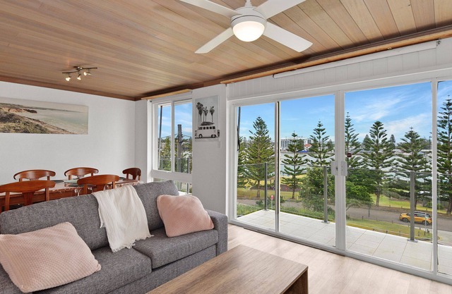 Regency Court 6, refurbished apartment next to the ocean