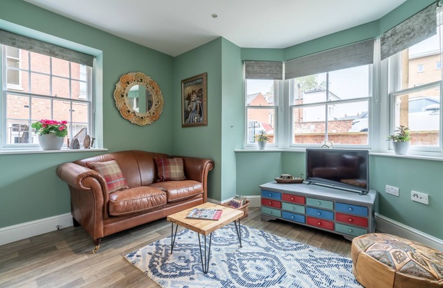 Regency style ground floor apt near Gloucester Docks with secure parking