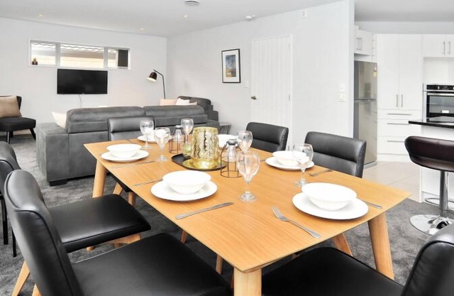 Regents 94A-Regents Villa A - Spacious stylish home