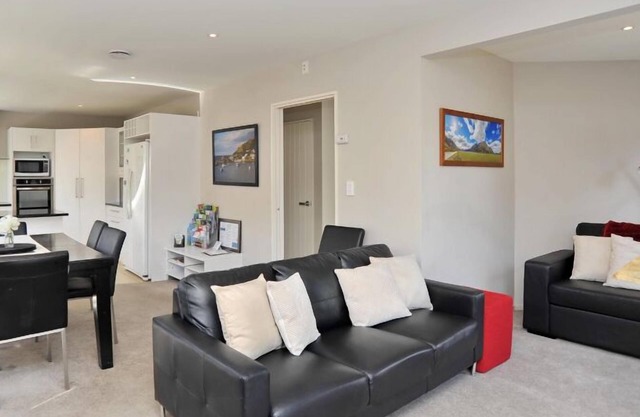 Regents 94B-Regents Villa B - Spacious stylish home