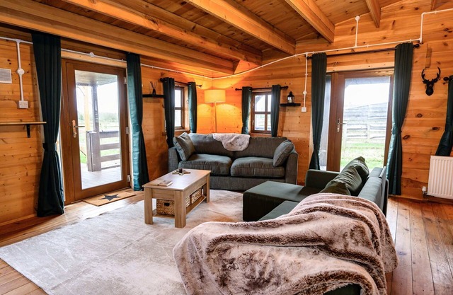 Reindeer Lodge: Private Hot Tub Near Cannock Chase