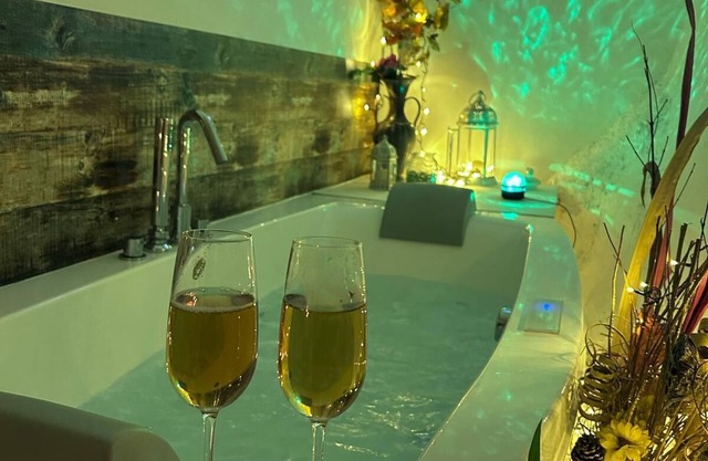 Relais Marmore with Jacuzzi for 2, wood stove in room and pets allowed