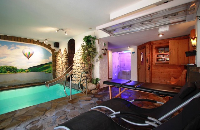 Relax alone: 30°C indoor pool, sauna, steam bath included in the price. Terrace facing the Moselle