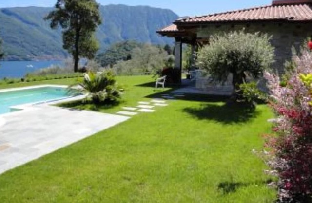 Relax and comfort in the apartment in a villa, with a wonderful view of the lake and private pool