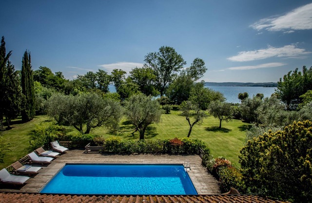 Relax and Culture: Villa near Rome on the lake shore, with private beach