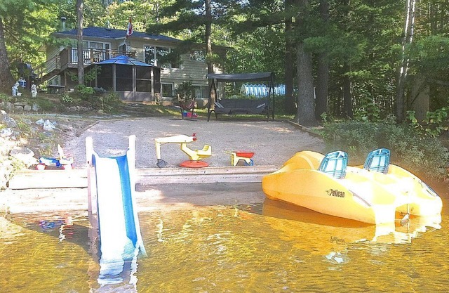Relax and Enjoy 6 bedrooms cottage on Sandy Beach 1.5 Hours from Toronto