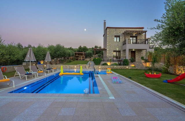 Relax and enjoy the sun in a stone floor villa with private pool and huge garden