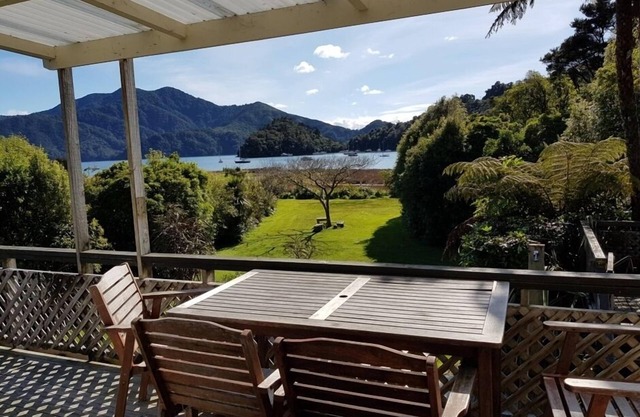 Relax and Enjoy - Waterfront Bach in Ngakuta Bay
