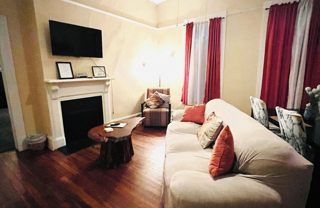 Relax and escape in this vibrant Columbus apartment