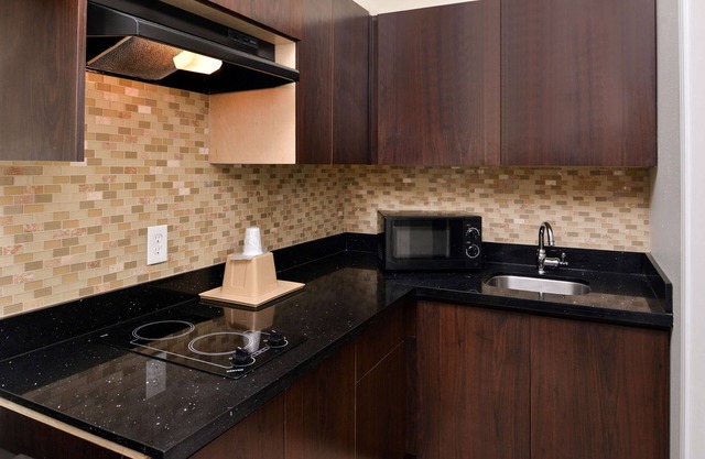 Relax and Recharge! Comfortable Unit Awaits! Minutes Away to Old Town Spring