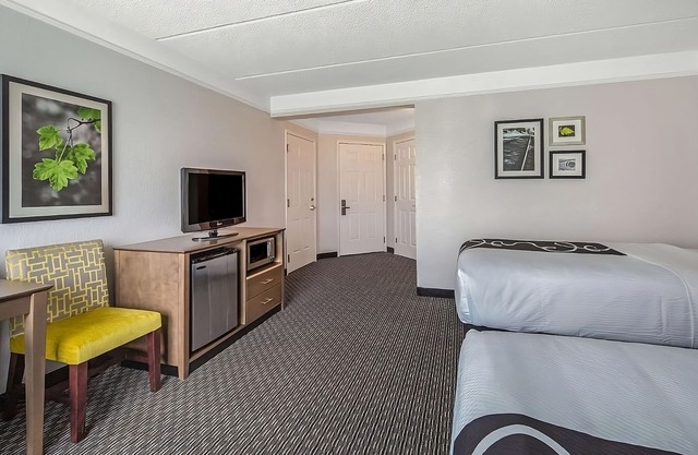 Relax and Recharge! Free Parking, Free Breakfast, Pool, Near Coral Castle