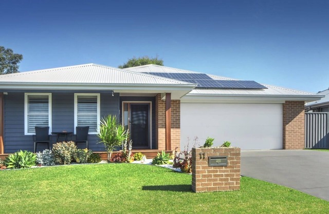 Relax and Revive in Vincentia/Jervis Bay - Luxurious 4br home with Spa and BBQ
