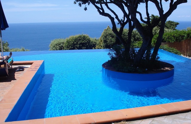 Relax and sea: one room with patio and pool
