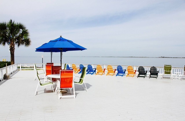 Relax and Unwind! Kitchen, Outdoor Pool, Parking, Near Henry B. Plant Museum!