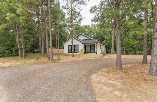 Relax and Unwind, Serene 3BR Retreat - Creek Views & World-Class Fishing Nearby