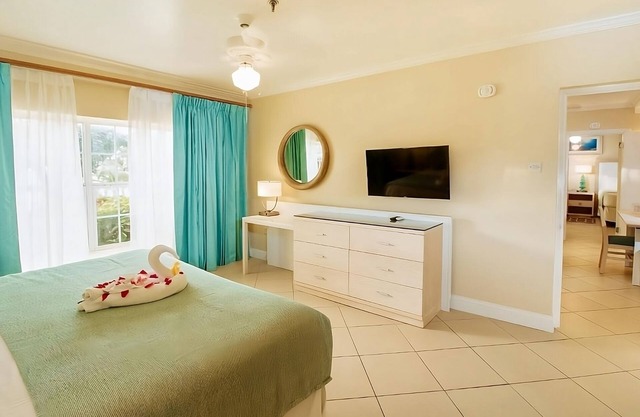 Relax and Unwind! Two Comfortable Units, Swimming Pool, Direct Beach Access!