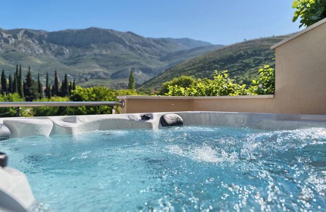 RELAX apartment with private hot tub on terrace and mountain view Split area