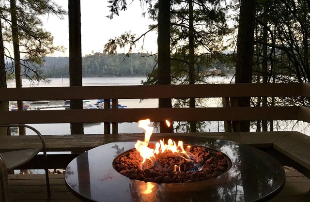 Relax at Lake Front Luxury Lodge-Near Yosemite-Pool Table-Private Dock and Lake