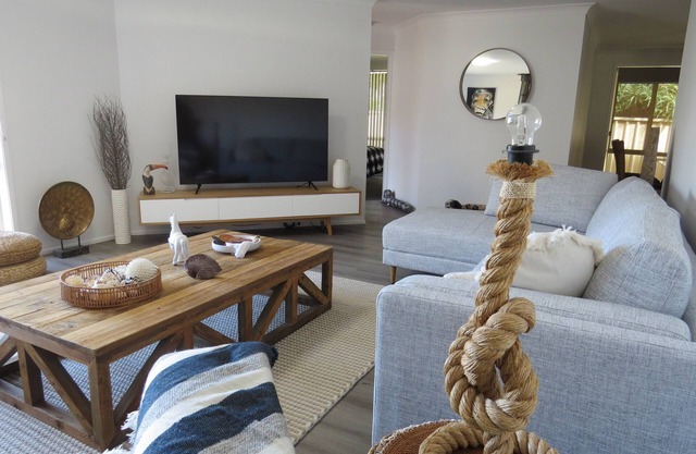 Relax at Lo Quay Callala Beach - 80m walk to 4kms of white sand! Pet friendly.
