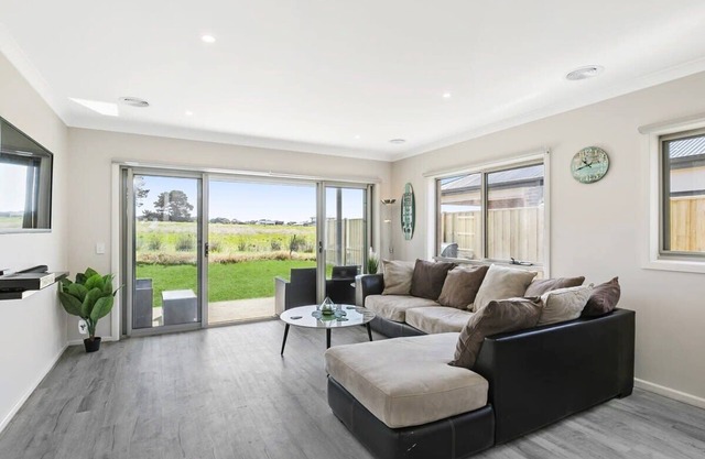 Relax at Torquay Dunes: Shops and Beaches Nearby