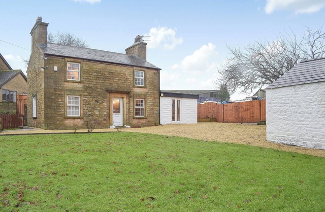 Relax by the stream in the garden or visit the historic city of Lancaster.