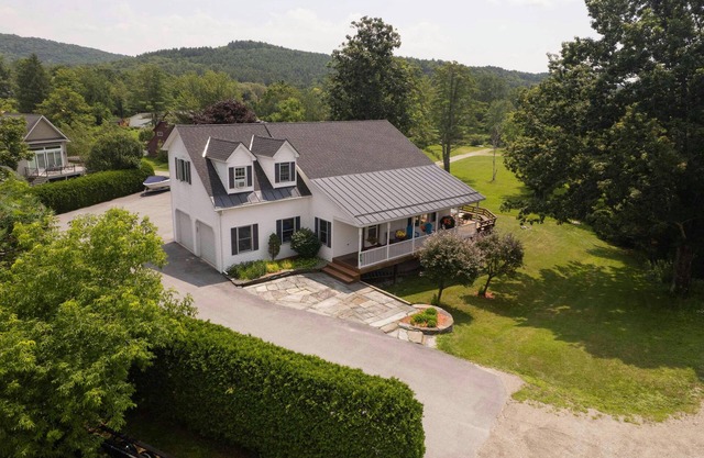 Relax by "The Water's Edge" & enjoy amazing views and year round fun! 6BR/3.5BA