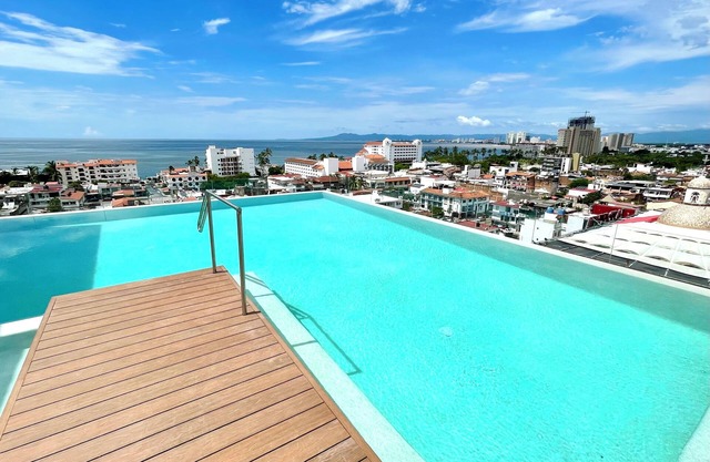 Relax & Enjoy! Downtown and the beach steps away.