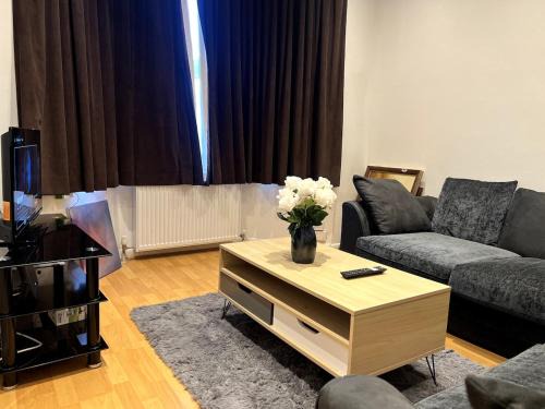 Relax & Explore 3bed Home with Easy London Access