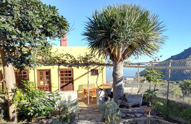 Relax, hiking, views and nature in the Rural Park of Teno. Garden and free WiFi.