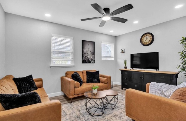 Relax in Central Austin Stylish 2BR Home with Fire Pit & Cozy Space