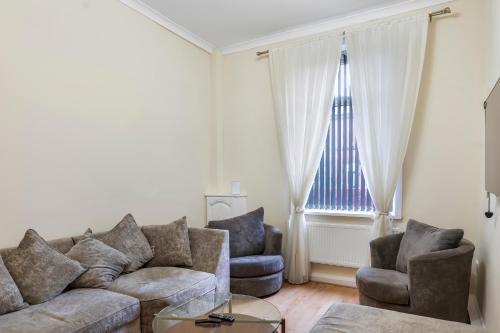 Relax in Comfort 3BR Home for 6 with Full Kitchen, Lounge, Large Bath