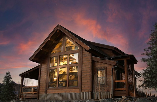 Relax in Luxury - Jacuzzi, Indoor/Outdoor Fireplace