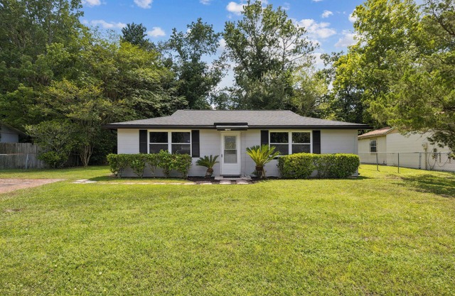 Relax in Style – Cozy 3BR HouseNear JAX Airport, Great Food & Shopping