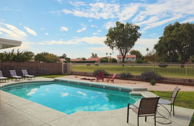 Relax in Sunny Arizona with heated pool and beautiful views